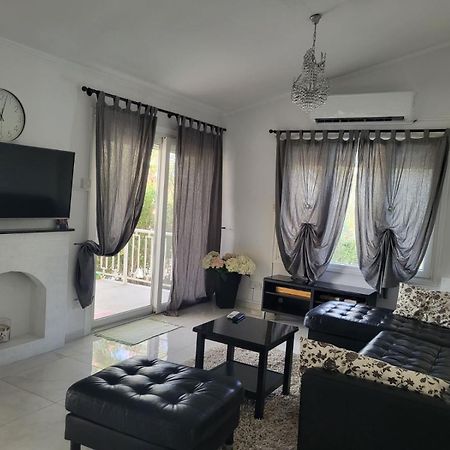 Villa Neyla Four Bedroom Coral Bay Beach Front Exterior photo