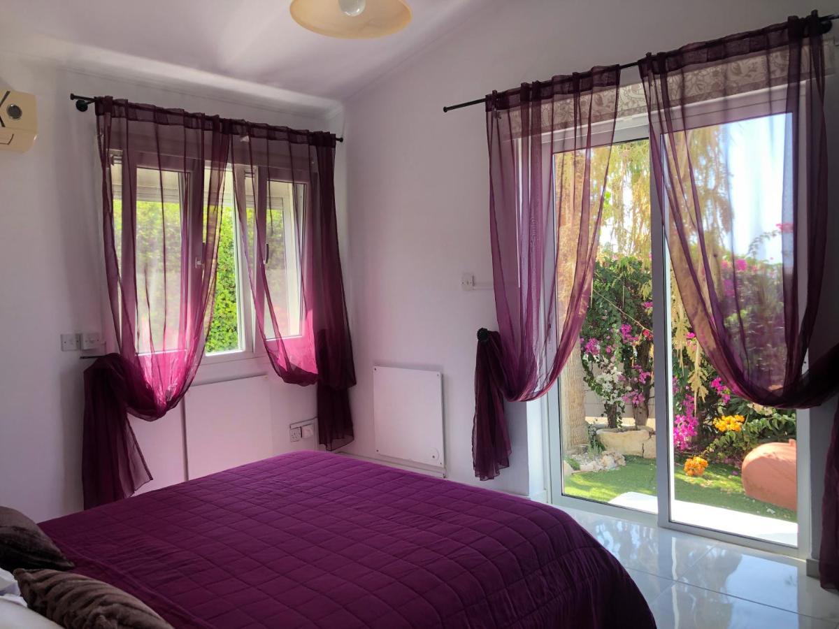 Villa Neyla Four Bedroom Coral Bay Beach Front Exterior photo