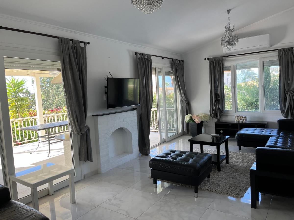 Villa Neyla Four Bedroom Coral Bay Beach Front Exterior photo